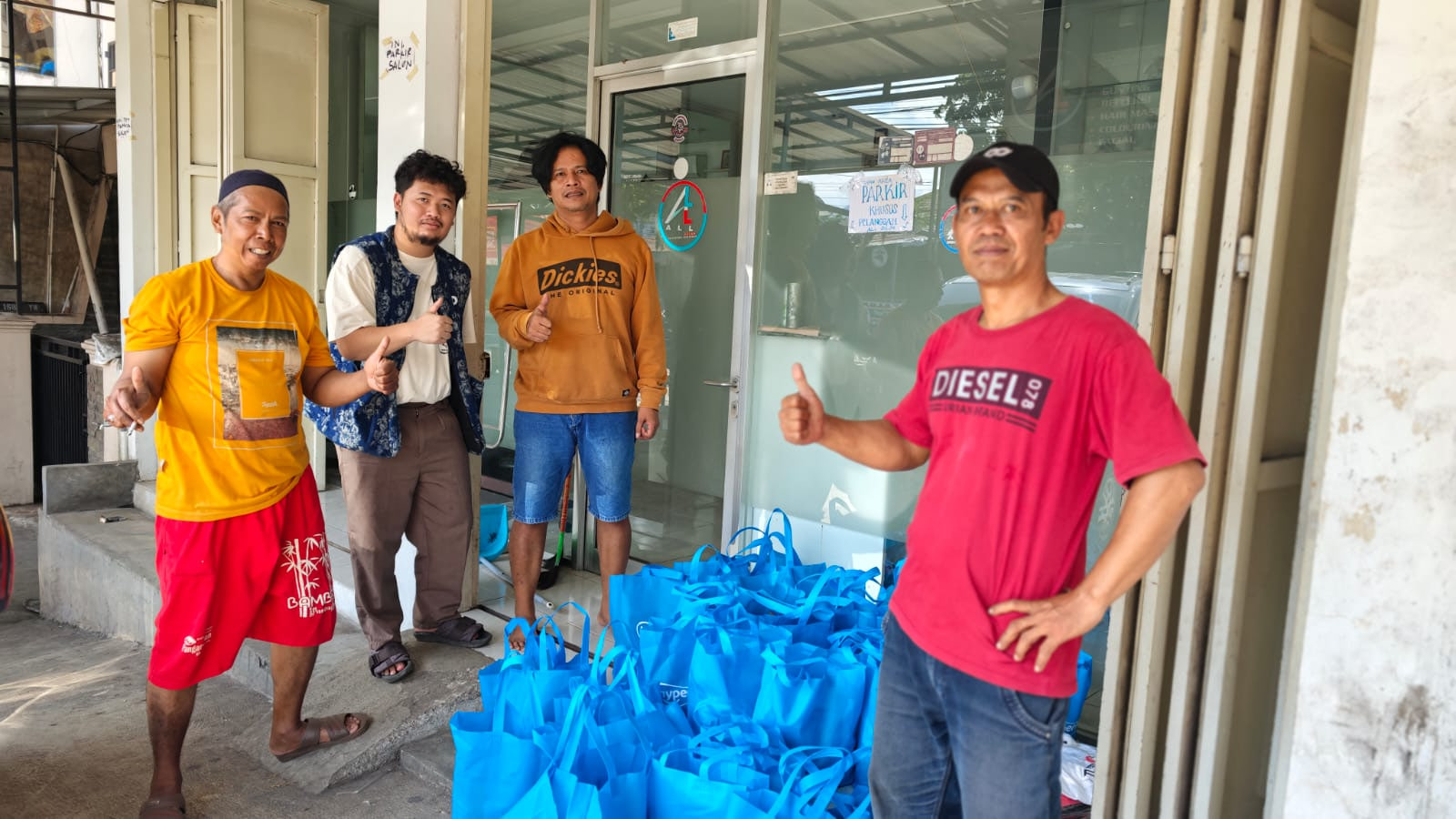 Kebersamaan pengurus DPD PSI Cianjur dengan warga penerima