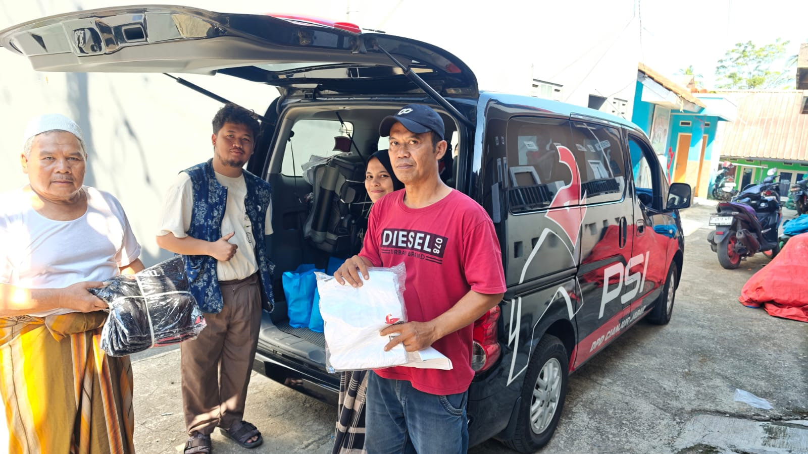 Penyerahan langsung paket sembako dari tangan ke tangan