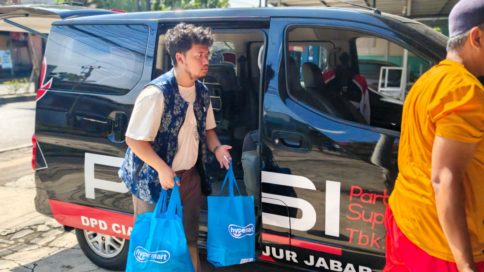Penyaluran dari pintu ke pintu di lingkungan warga Cianjur